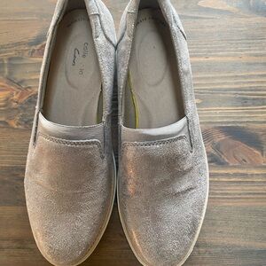 Clarks Women's Metallic/Tan Loafers